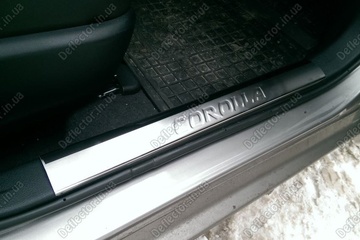 Защитные накладки на внутренние пороги Toyota Corolla