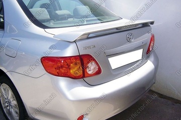 Задний спойлер на крышку багажника Toyota Corolla