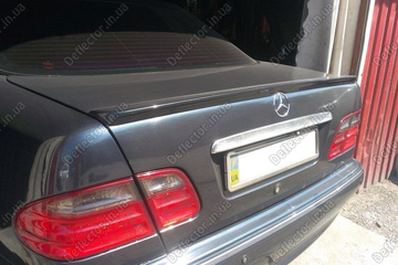 Лип спойлер на крышку багажника Mercedes-Benz E class W210