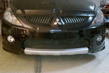Накладка на передний бампер Mitsubishi Grandis