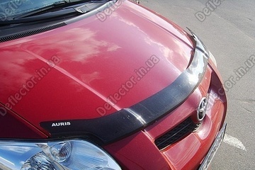 Мухобойка на капот Toyota Auris