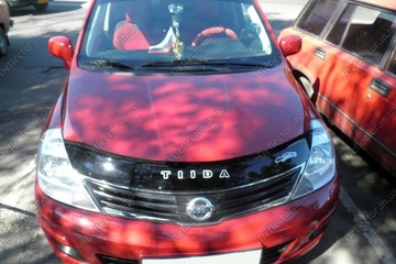 Мухобойка на капот Nissan Tiida