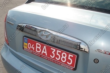 Накладка над задним номером на багажник Hyundai Accent